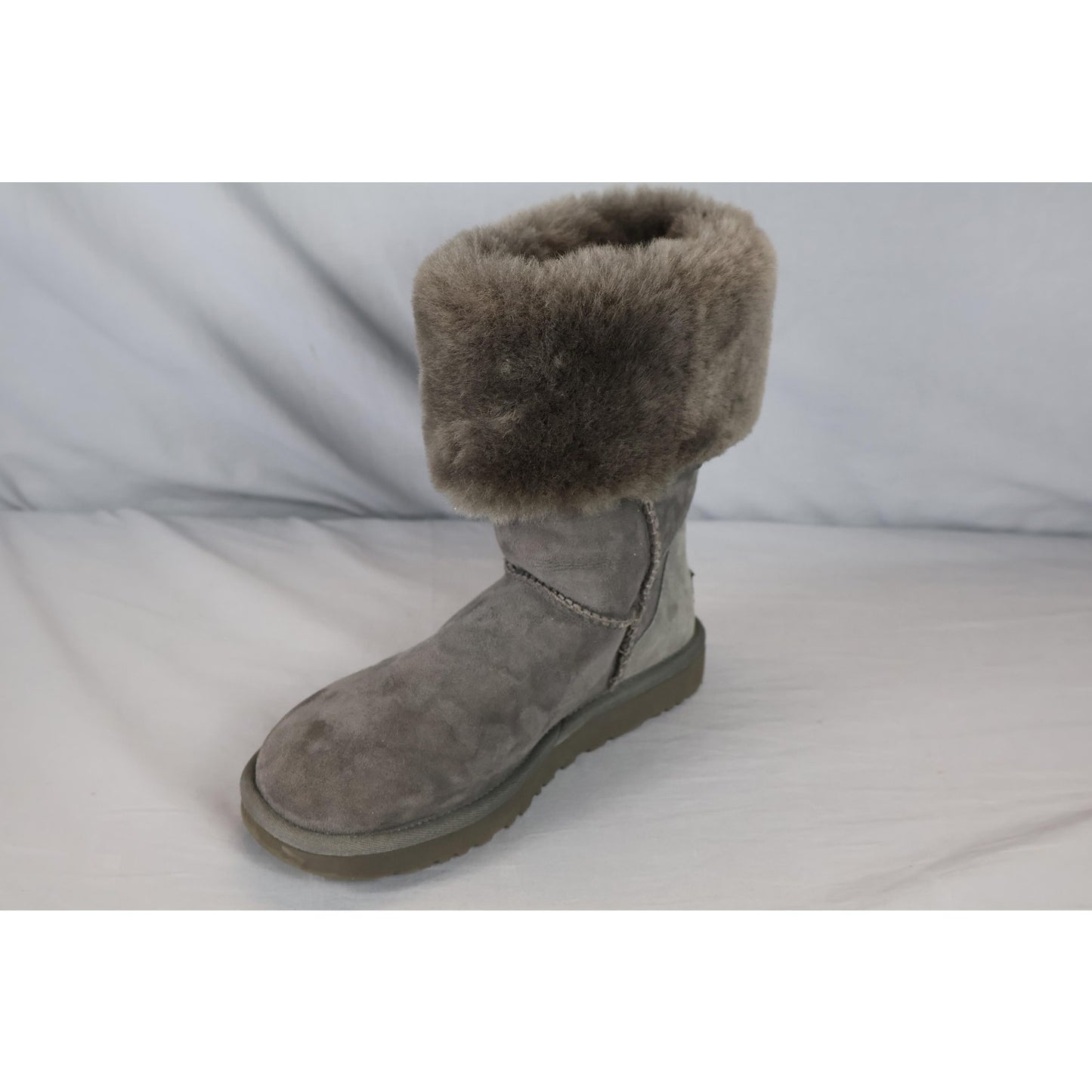 UGG Classic Short Boots Womens Size 7 Sheepskin Suede Winter 5815 Warm Cozy Shoe