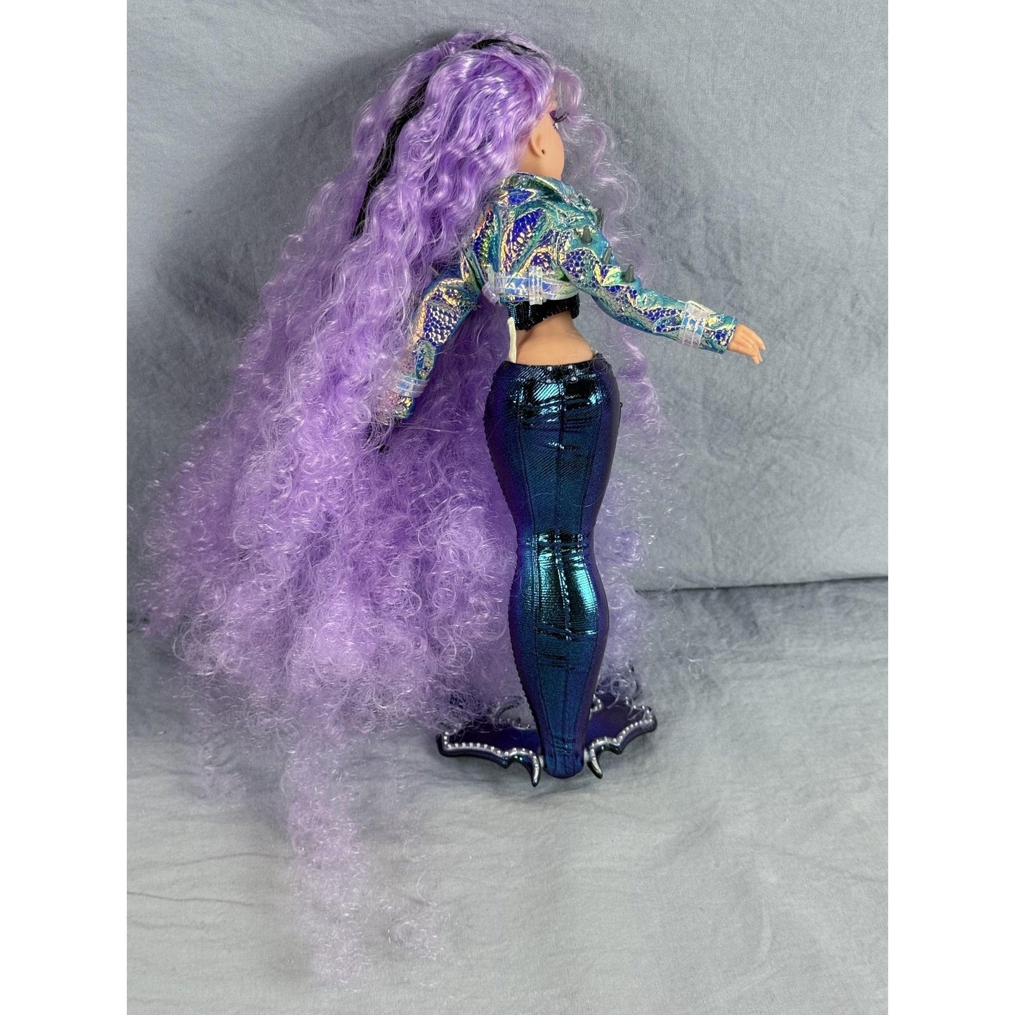 MGA Mermaze Mermaidz Orra Color Change Mermaid Doll Purple Iridescent Jacket