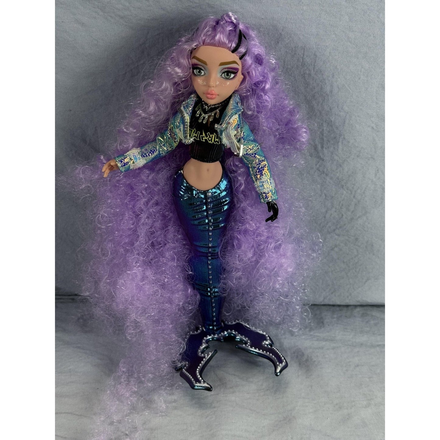 MGA Mermaze Mermaidz Orra Color Change Mermaid Doll Purple Iridescent Jacket