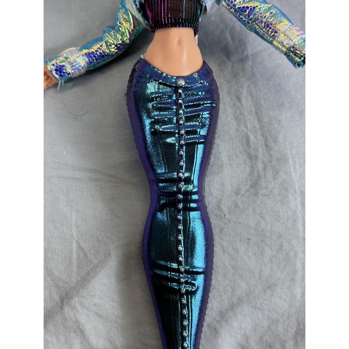 MGA Mermaze Mermaidz Orra Color Change Mermaid Doll Purple Iridescent Jacket